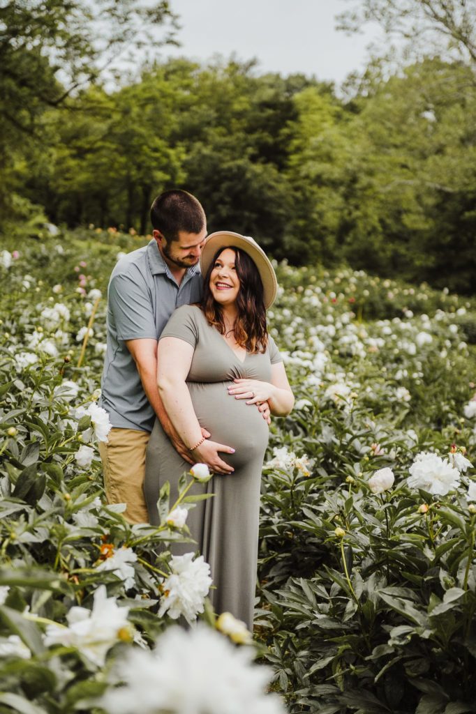 3D Ultrasound Baltimore. pregnant mom and husband in a flower field in Maryland.