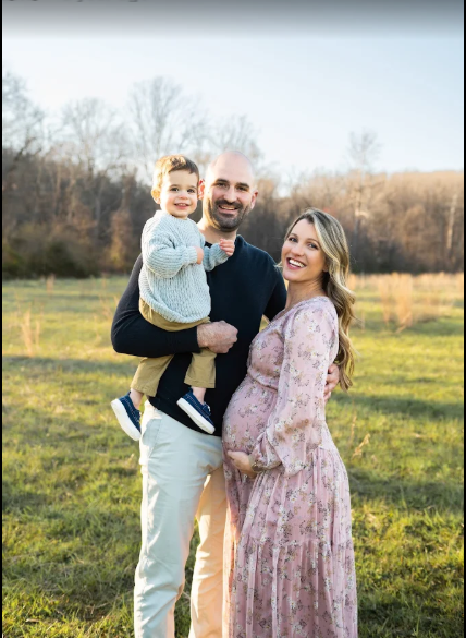 “Baltimore maternity photographer capturing a relaxed pregnancy portrait for an expecting mother who wants a calm, guided experience.”
